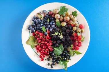 taze olgun çilek plaka