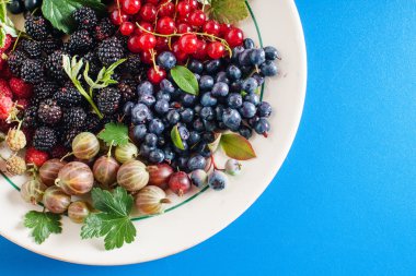 taze olgun çilek plaka