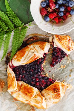 Berry Galette'ye taze çilek ile