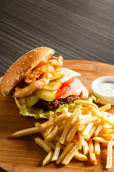 Patates kızartmalı hamburger. — Stok fotoğraf