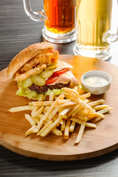 Burgare med pommes frites — Stockfoto