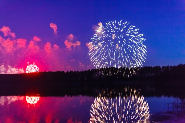 Fireworks with reflection in the water — Stock Photo, Image