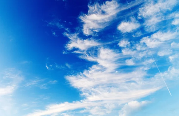 Bel cielo blu con nuvole — Foto Stock