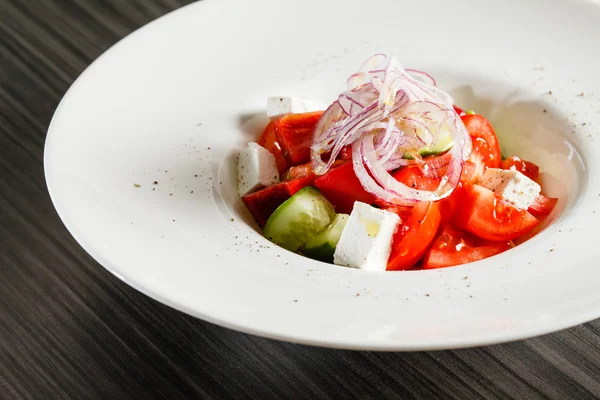 Griechischer Salat mit Feta und Gemüse — Stockfoto