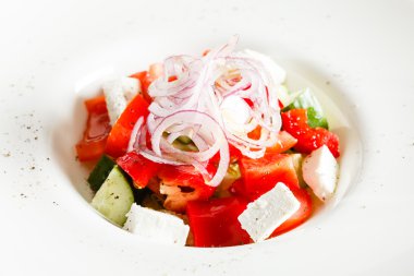 beyaz peynir ve sebze ile Yunan salatası