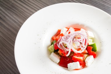 Beyaz peynirli Yunan salatası.