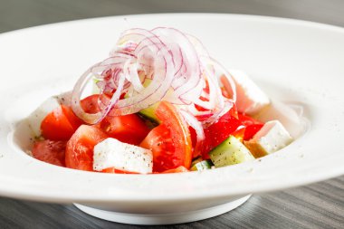 beyaz peynir ve sebze ile Yunan salatası