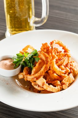 Soğan sosu ve maydanoz ile