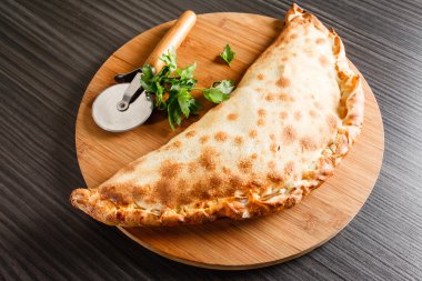 Calzone pizza pizza bıçak ile