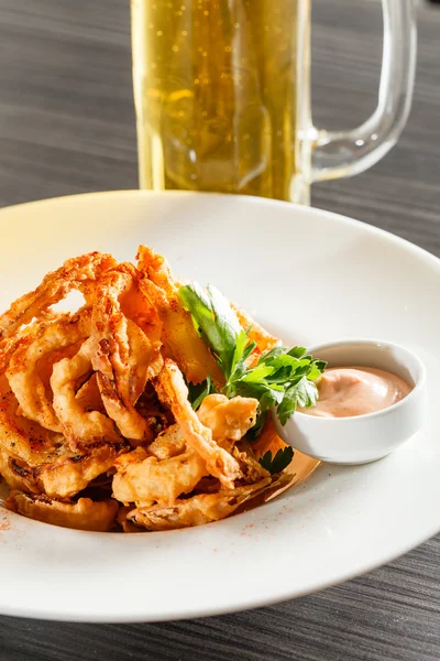 Onion rings with sauce and parsley — Stock Photo, Image