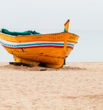 Kumsaldaki eski tekne.