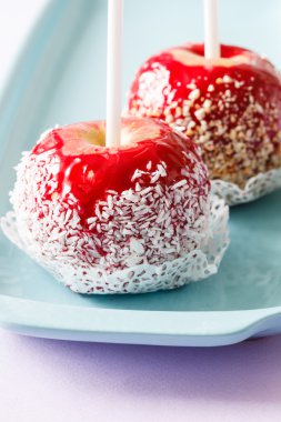 karamelli elma sopa üzerinde