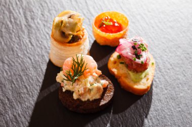 Çeşitli taze kanepeler