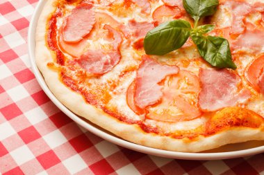 jambon ve domates pizza