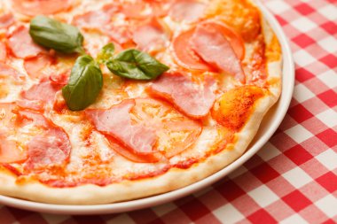 jambon ve domates pizza