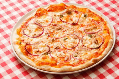 Pizza ile et ve soğan halkaları