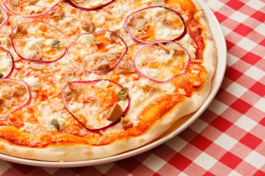 Pizza ile et ve soğan halkaları