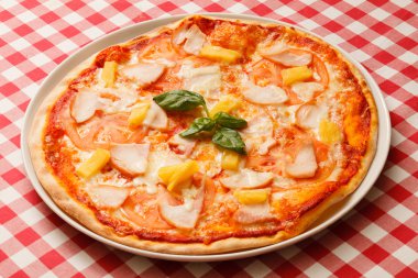 Jambonlu ve peynirli pizza