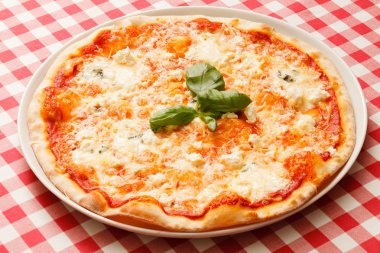 fesleğen yaprakları ile peynirli pizza