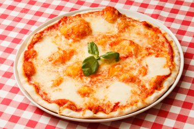 Pizza mozzarella ve fesleğen yaprakları ile