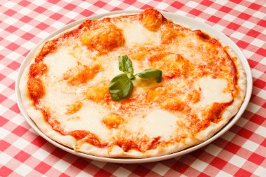 Pizza mozzarella ve fesleğen yaprakları ile