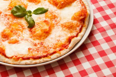 Pizza mozzarella ve fesleğen yaprakları ile