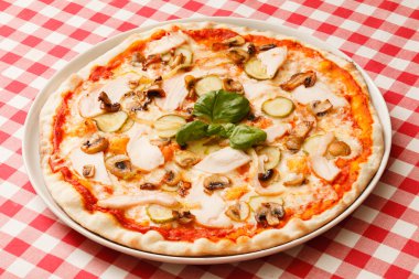 jambon, salatalık ve mantarlı pizza