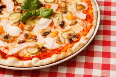 jambon, salatalık ve mantarlı pizza