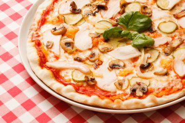 jambon, salatalık ve mantarlı pizza