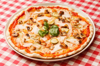 jambon, salatalık ve mantarlı pizza