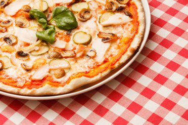 jambon, salatalık ve mantarlı pizza