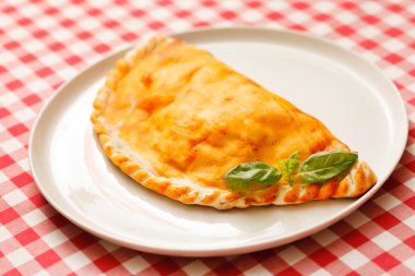 plaka üzerinde pizza Calzone