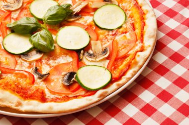 Vejetaryen pizza kabak ve mantar ile