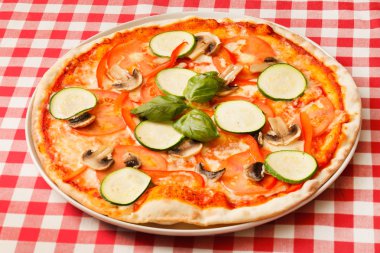 Vejetaryen pizza kabak ve mantar ile