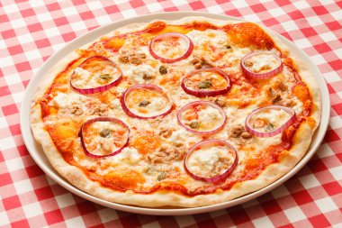 Pizza ile et ve soğan halkaları