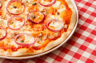 Pizza ile et ve soğan halkaları