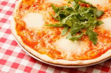 peynirli pizza rucola ile