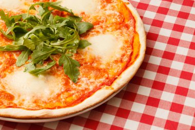 peynirli pizza rucola ile
