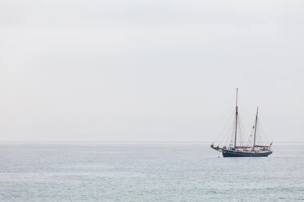 Alone sailboat in the sea — Stock Photo, Image