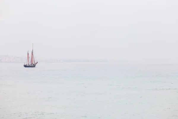 Sozinho veleiro no mar — Fotografia de Stock