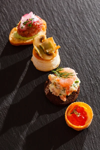 Vários canapés frescos — Fotografia de Stock