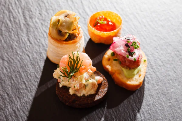 Çeşitli taze kanepeler