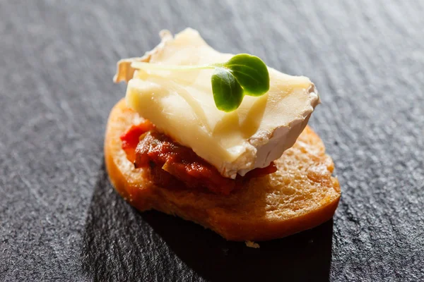 Canapé fresco com queijo — Fotografia de Stock