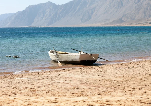 Old boat on beach — Stock Photo, Image