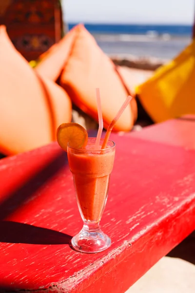 Glas Frucht-Smoothie mit Strohhalmen — Stockfoto