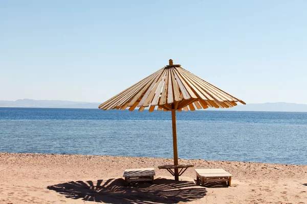 Beach with umbrellas and deckchairs — Stock Photo, Image