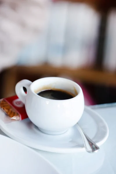 Taza de capuchino en la cafetería —  Fotos de Stock