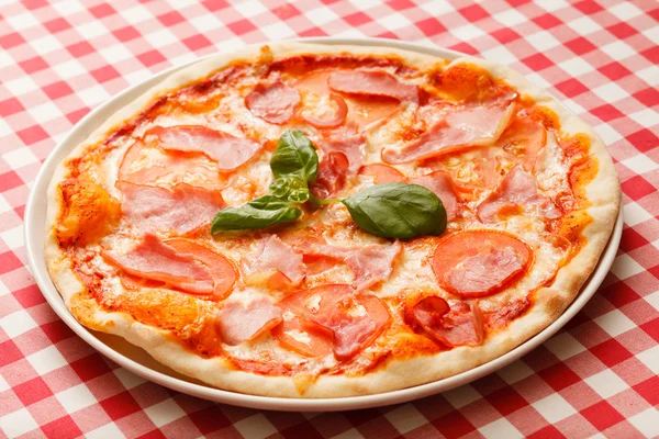 jambon ve domates pizza