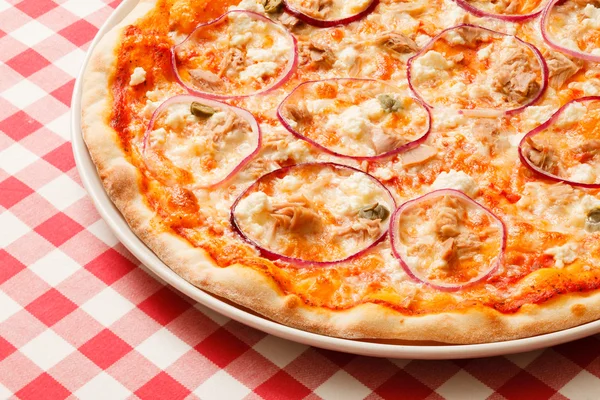 Pizza con anelli di carne e cipolla — Foto Stock