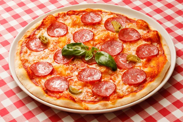 Pizza savoureuse avec des tranches de pepperoni — Photo